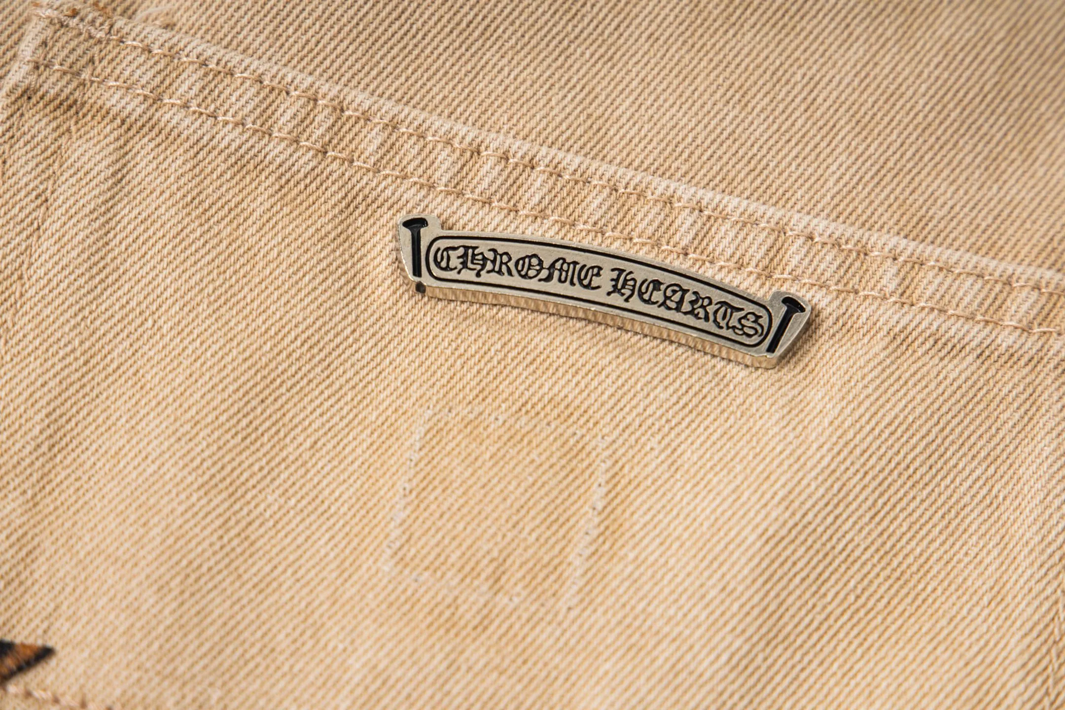 P280 Chrome Hearts khaki orange leopard print star couple jeans are a hot trend this season and are sought after by countless celebrities and fashionistas. The neat details of the cutting process add color to the playful fashion! The neat and meticulous design, and the well-fitting structure is unique. The upper body not only has outstanding recognition, but also looks younger and younger. A style with the ultimate wearing meaning and performance, gorgeous color matching, and the craftsmanship of this style is also extremely extraordinary. After the finished product is washed, it is disassembled and hand-made with sheepskin cross leather and then spliced ​​together to complete. The whole piece has too many craftsmanship to describe. It is decorated with patchwork cross flowers and high-waisted washed jeans! ! Absolutely high-end luxury product, a god-level single product, a super popular product, made with top heavy industry, a must-see magic weapon that can't be missed. Style number: 1828# Size: 30 32 34 36 Color: Khaki
